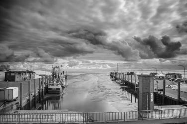 Verborgene Wolkenspiele über dem Hafen von Tammensiel