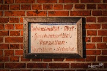 Altes Schild an der Hauswand auf Pellworm.