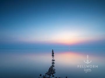 Meditative Ruhe und Zentrierung vermittelt dieses Bild von einer Steinbuhne auf Pellworm im Sonnenuntergang.